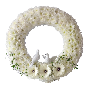 Vit blomsterkrans dekorerad med två vita duvor och gröna rankor.